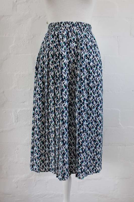 *FLASH SALE - 50% OFF!* VINTAGE TWO PIECE BLUE WHITE PRINTED PLEATED SKIRT TOP SET - SIZE 24