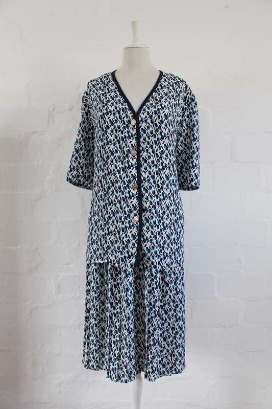 *FLASH SALE - 50% OFF!* VINTAGE TWO PIECE BLUE WHITE PRINTED PLEATED SKIRT TOP SET - SIZE 24