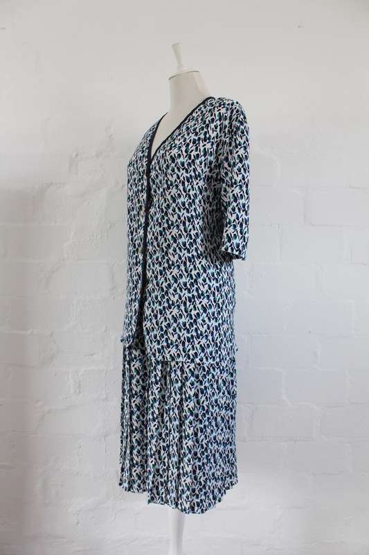 *FLASH SALE - 50% OFF!* VINTAGE TWO PIECE BLUE WHITE PRINTED PLEATED SKIRT TOP SET - SIZE 24