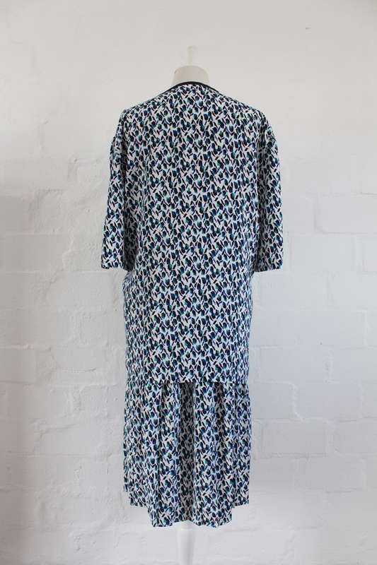 *FLASH SALE - 50% OFF!* VINTAGE TWO PIECE BLUE WHITE PRINTED PLEATED SKIRT TOP SET - SIZE 24