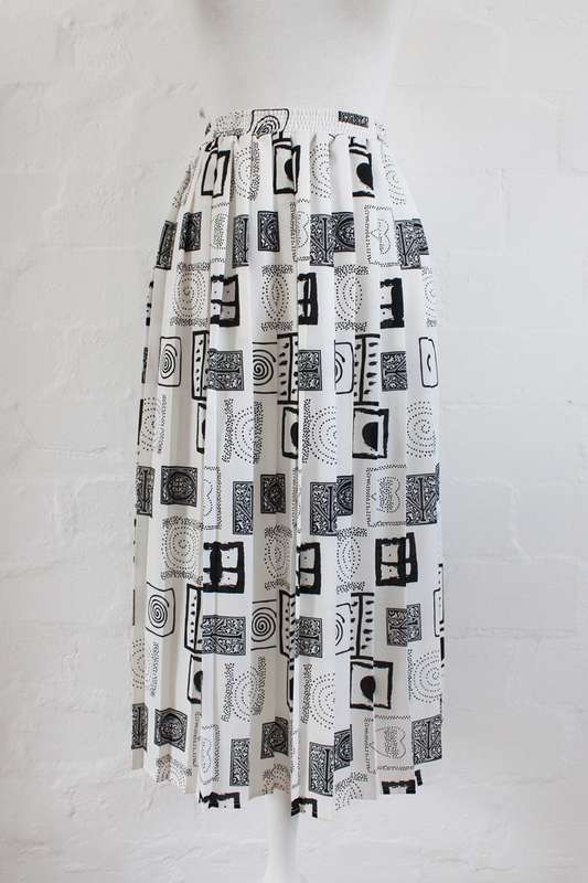 VINTAGE TWO PIECE BLACK WHITE PRINTED PLEATED SKIRT TOP SET - SIZE 22