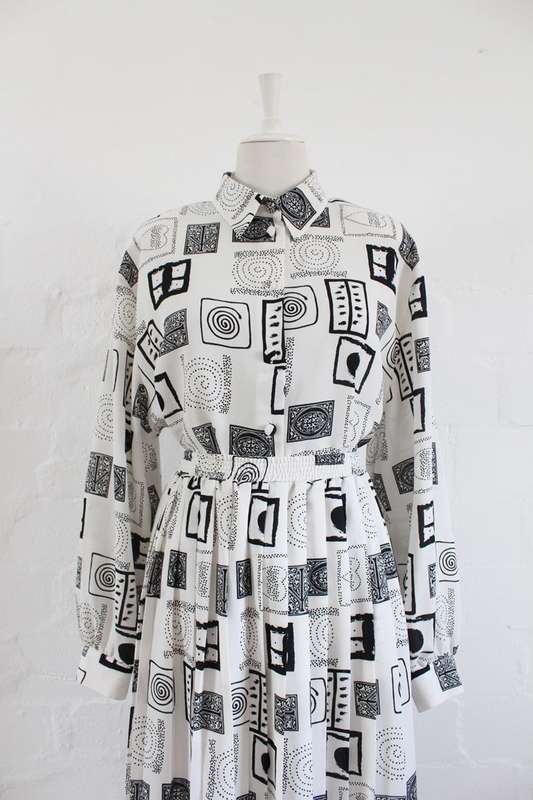 VINTAGE TWO PIECE BLACK WHITE PRINTED PLEATED SKIRT TOP SET - SIZE 22