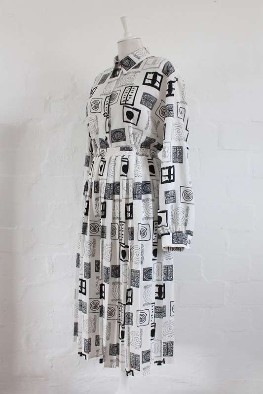 VINTAGE TWO PIECE BLACK WHITE PRINTED PLEATED SKIRT TOP SET - SIZE 22