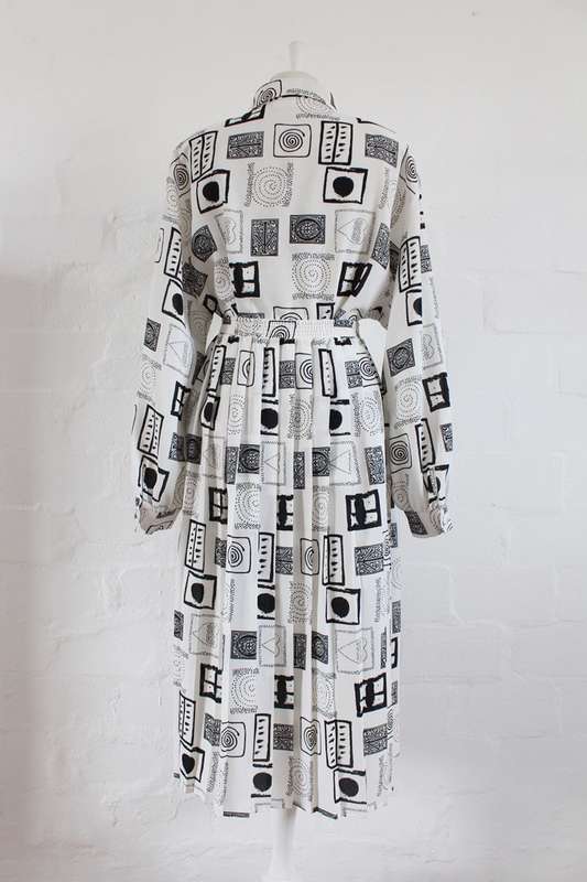 VINTAGE TWO PIECE BLACK WHITE PRINTED PLEATED SKIRT TOP SET - SIZE 22