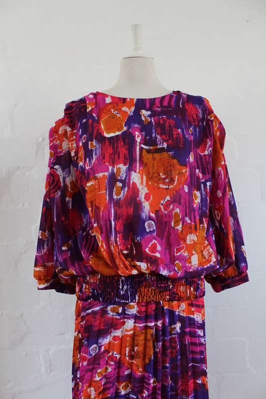 *FLASH SALE - 50% OFF!* VINTAGE TWO PIECE ORANGE PINK PRINTED PLEATED SKIRT TOP SET - SIZE 22