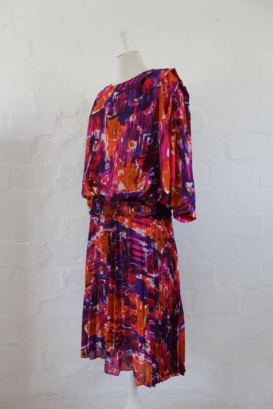 *FLASH SALE - 50% OFF!* VINTAGE TWO PIECE ORANGE PINK PRINTED PLEATED SKIRT TOP SET - SIZE 22
