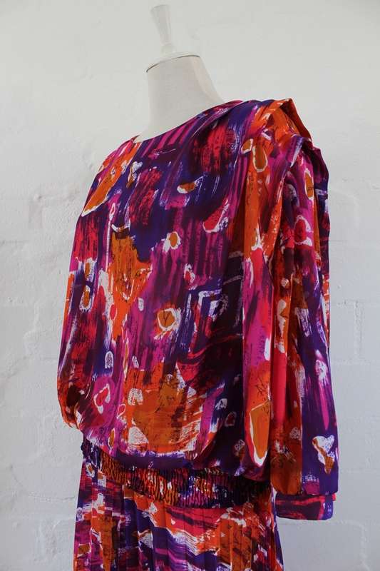 *FLASH SALE - 50% OFF!* VINTAGE TWO PIECE ORANGE PINK PRINTED PLEATED SKIRT TOP SET - SIZE 22