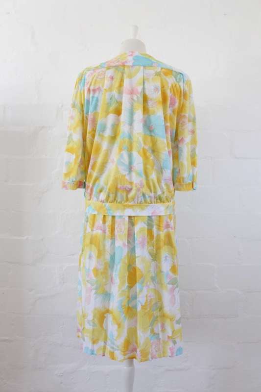 VINTAGE TWO PIECE YELLOW WHITE PRINTED PLEATED DRESS TOP SET - SIZE 18