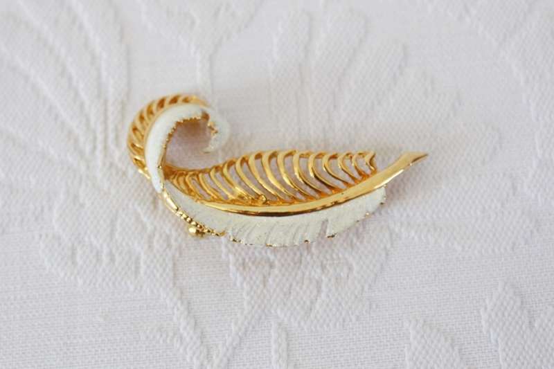 VINTAGE LEAF GOLD PLATED ENAMEL BROOCH PIN
