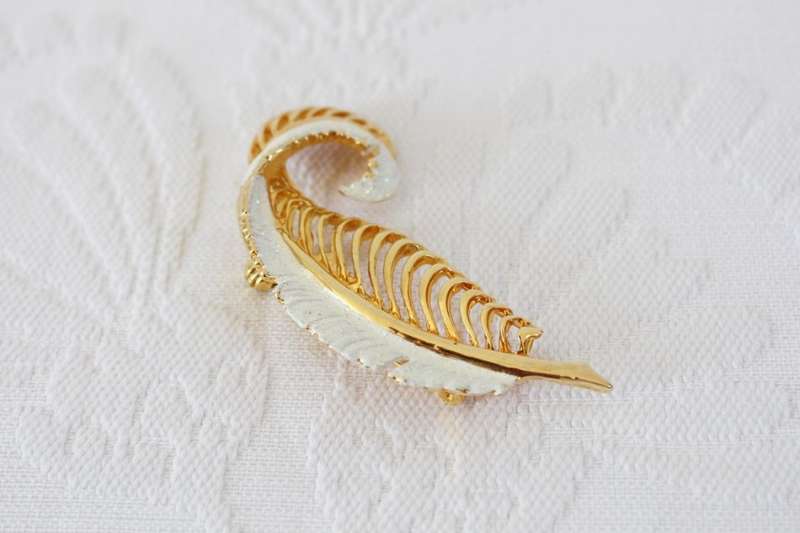 VINTAGE LEAF GOLD PLATED ENAMEL BROOCH PIN