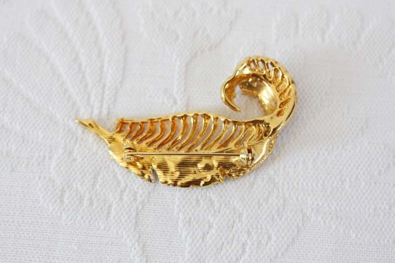 VINTAGE LEAF GOLD PLATED ENAMEL BROOCH PIN