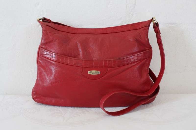 VINTAGE RED GENUINE LEATHER SHOULDER HANDBAG PURSE BAG - MADE IN ISRAEL