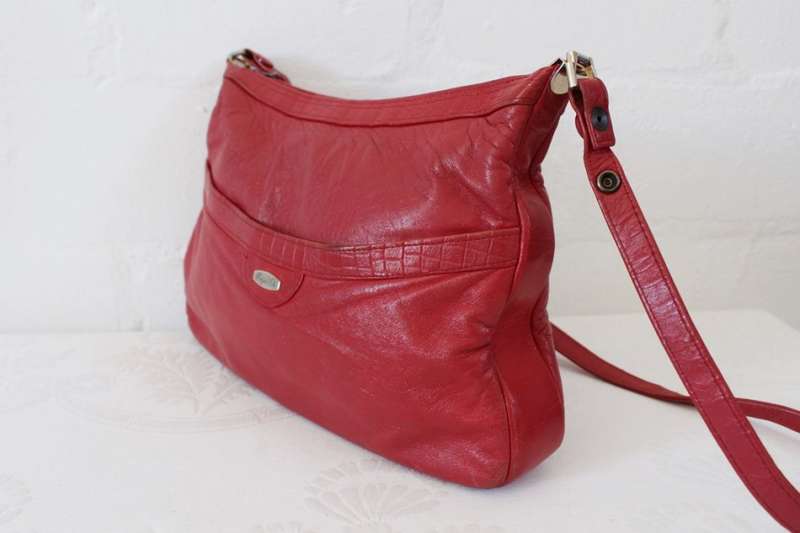 VINTAGE RED GENUINE LEATHER SHOULDER HANDBAG PURSE BAG - MADE IN ISRAEL