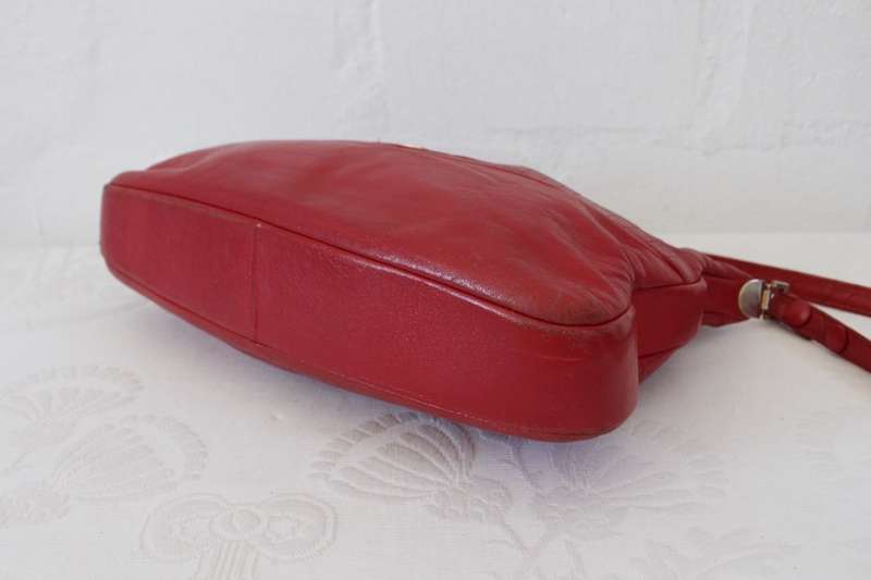 VINTAGE RED GENUINE LEATHER SHOULDER HANDBAG PURSE BAG - MADE IN ISRAEL