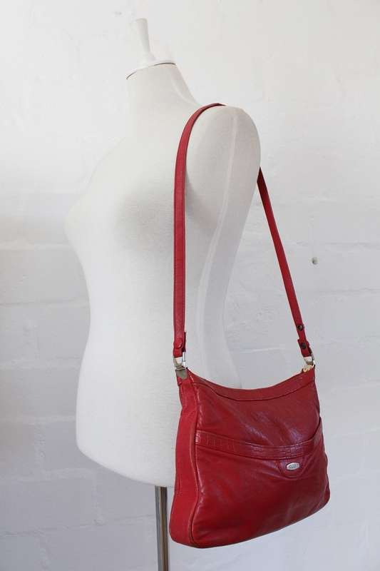 VINTAGE RED GENUINE LEATHER SHOULDER HANDBAG PURSE BAG - MADE IN ISRAEL