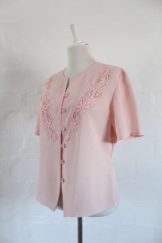 PASTEL PINK FLORAL APPLIQUE SHORT SLEEVE SHIRT TOP BLOUSE - SIZE 14