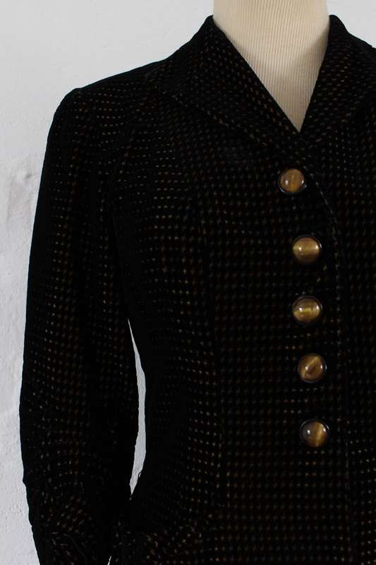 *PARIS* VINTAGE BLACK VELVET JACKET SKIRT TWO PIECE SUIT - SIZE 8