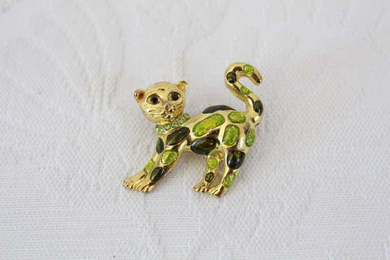 VINTAGE CAT ANIMAL GOLD PLATED GREEN ENAMEL BROOCH PIN