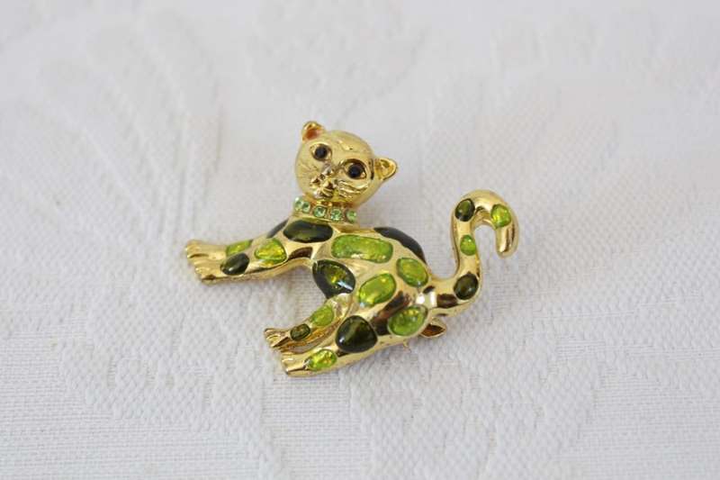 VINTAGE CAT ANIMAL GOLD PLATED GREEN ENAMEL BROOCH PIN