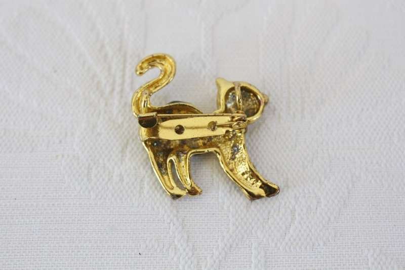 VINTAGE CAT ANIMAL GOLD PLATED GREEN ENAMEL BROOCH PIN