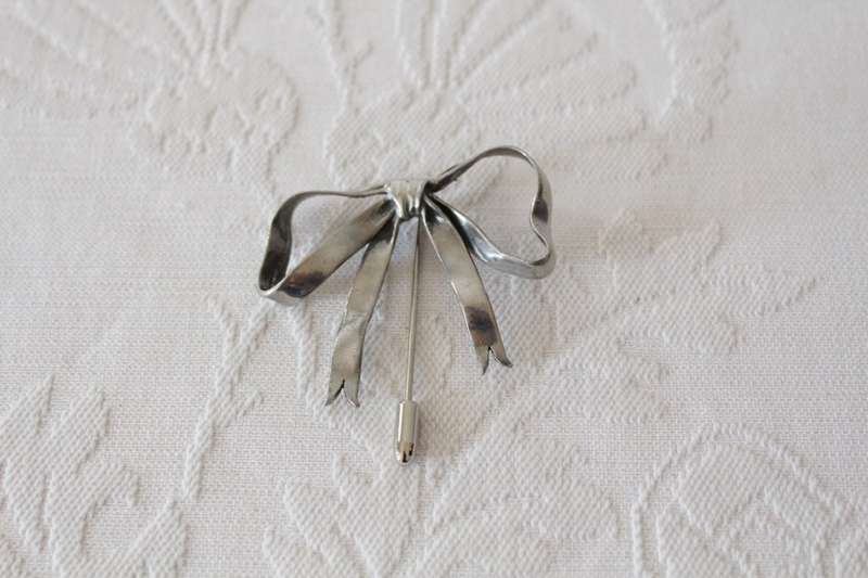 VINTAGE BOW KNOT SILVER PLATED LARGE HAT PIN