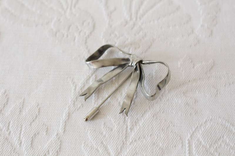 VINTAGE BOW KNOT SILVER PLATED LARGE HAT PIN