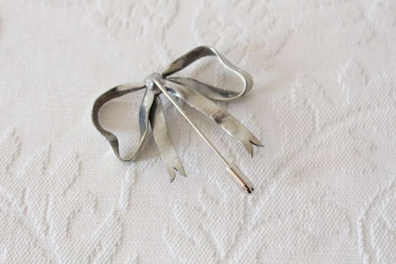 VINTAGE BOW KNOT SILVER PLATED LARGE HAT PIN