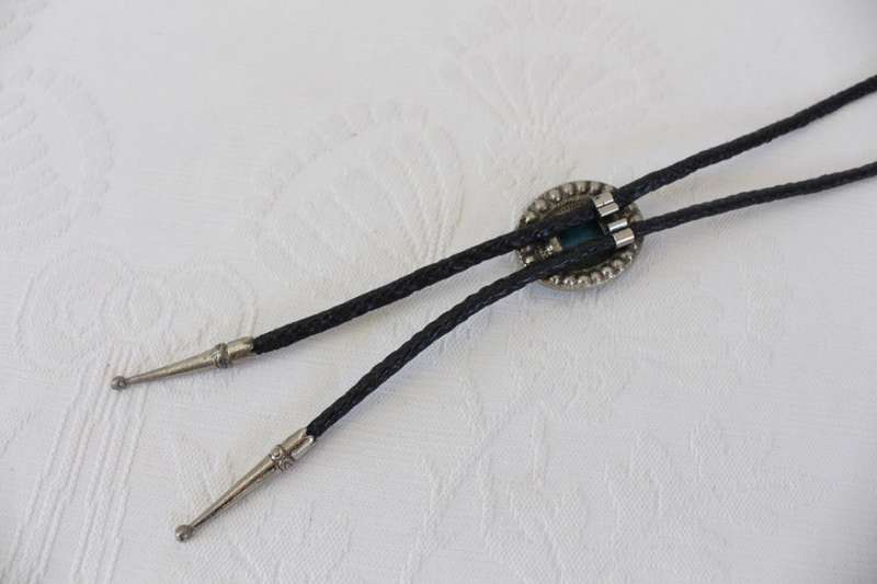 VINTAGE FAUX TURQUOISE BLACK LEATHER LARIAT NECKLACE