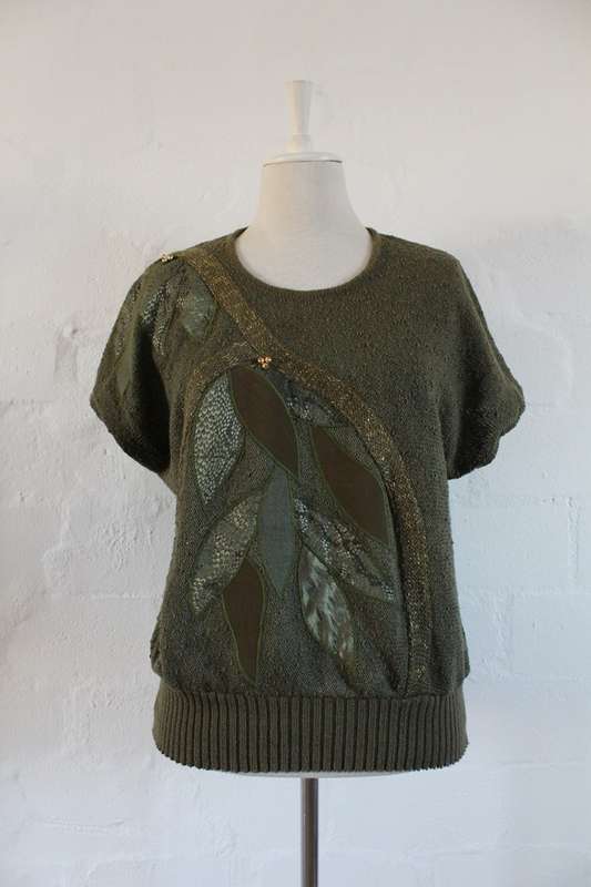 VINTAGE EMBROIDERED BEADED GREEN SHORT SLEEVE JERSEY SWEATER TOP - SIZE L