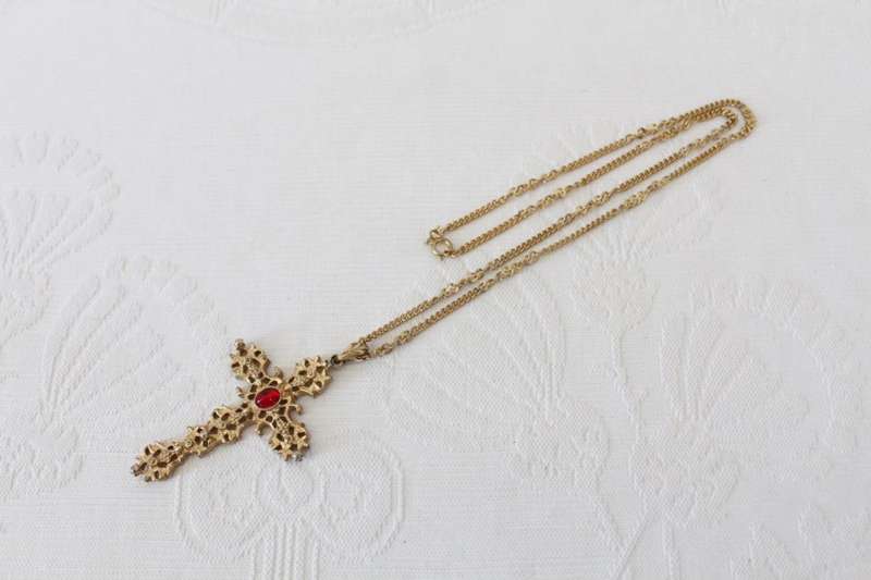 VINTAGE GOLD PLATED RED STONE CROSS PENDANT CHAIN NECKLACE