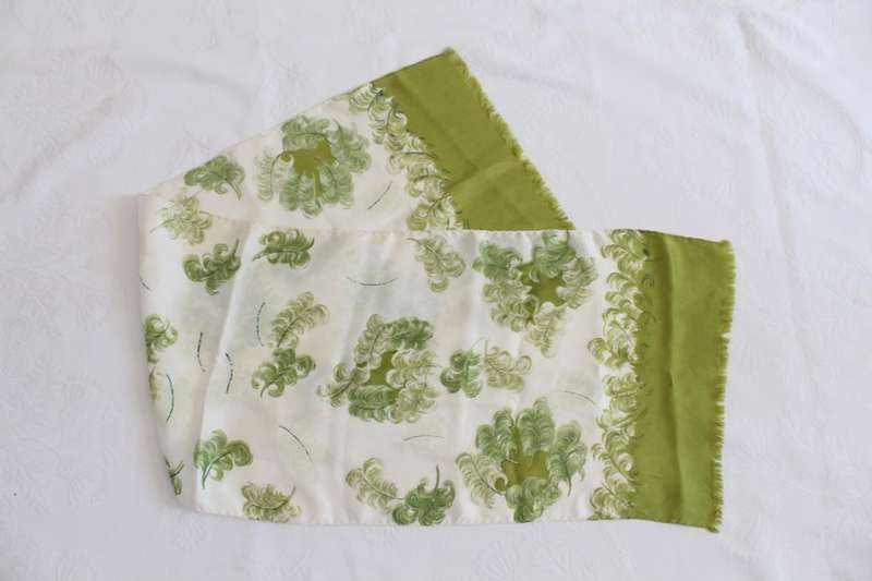 VINTAGE 100% SILK GREEN CREAM FEATHER PRINT FRINGED SCARF