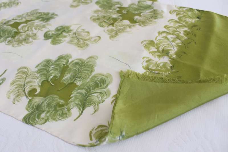 VINTAGE 100% SILK GREEN CREAM FEATHER PRINT FRINGED SCARF