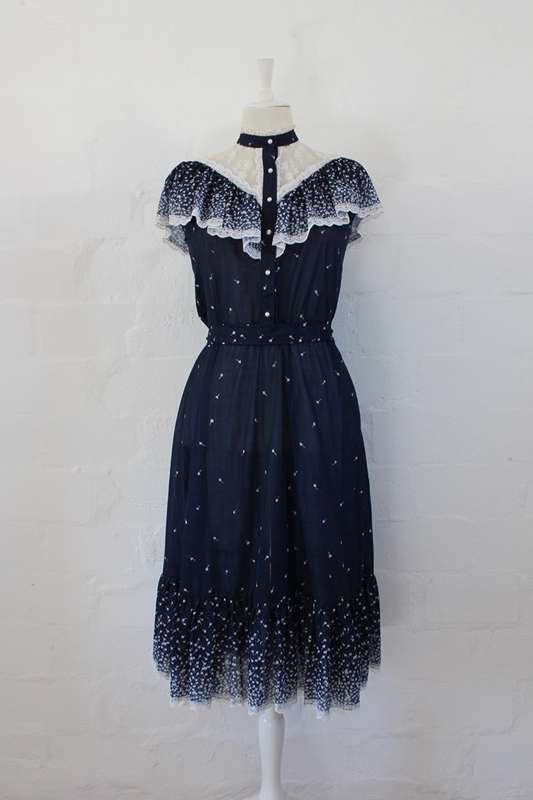 VINTAGE LACE RUFFLE TRIM NAVY WHITE PRINTED TIE WAIST DRESS - SIZE 12