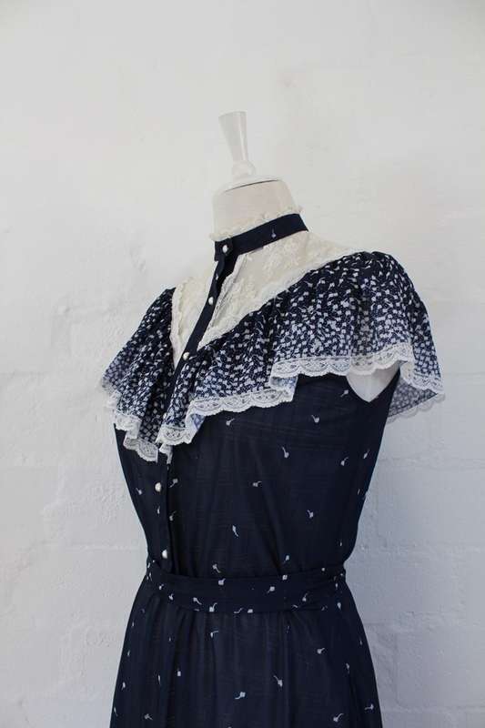 VINTAGE LACE RUFFLE TRIM NAVY WHITE PRINTED TIE WAIST DRESS - SIZE 12