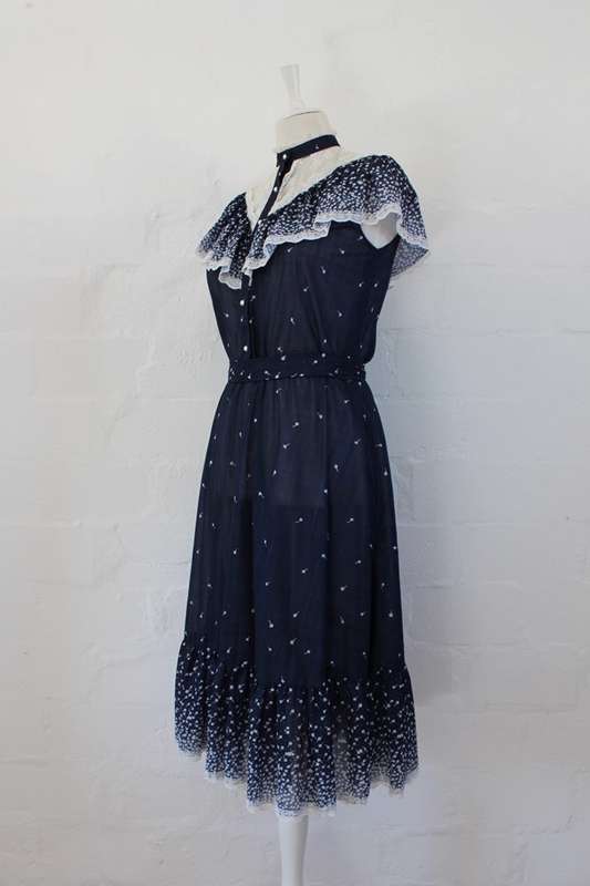 VINTAGE LACE RUFFLE TRIM NAVY WHITE PRINTED TIE WAIST DRESS - SIZE 12