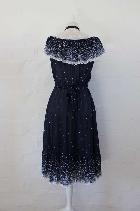 VINTAGE LACE RUFFLE TRIM NAVY WHITE PRINTED TIE WAIST DRESS - SIZE 12