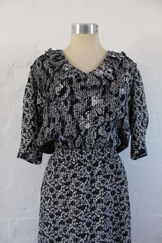 VINTAGE PLEATED BLACK WHITE LEAF PRINT RUFFLED COCKTAIL DRESS - SIZE 10