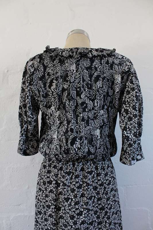 VINTAGE PLEATED BLACK WHITE LEAF PRINT RUFFLED COCKTAIL DRESS - SIZE 10