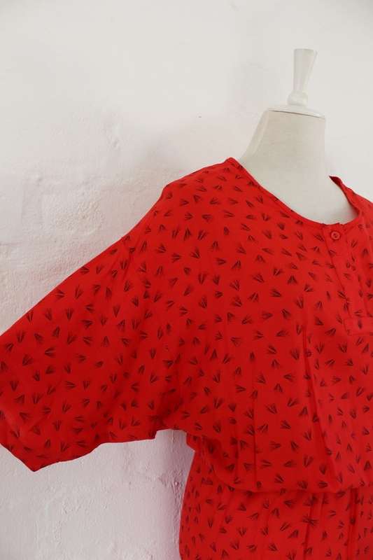 VINTAGE RED PRINTED BATWING DAY DRESS - SIZE 10