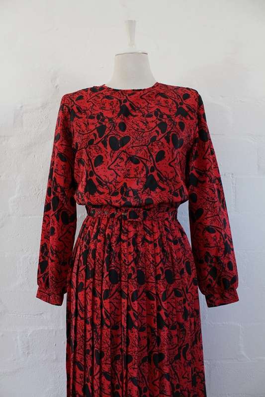 VINTAGE RED BLACK PRINTED PLEATED LONG SLEEVE DAY DRESS - SIZE 12