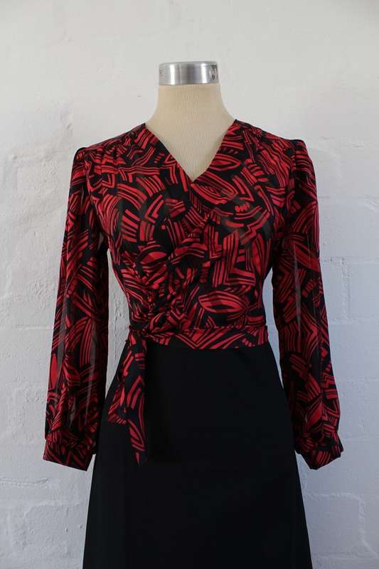 VINTAGE BLACK RED LONG SLEEVE TIE WAIST COCKTAIL DRESS - SIZE 10
