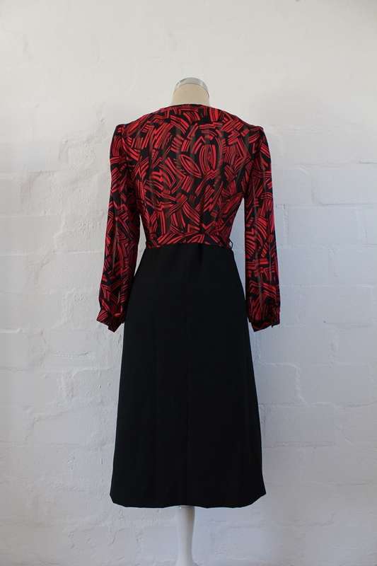 VINTAGE BLACK RED LONG SLEEVE TIE WAIST COCKTAIL DRESS - SIZE 10