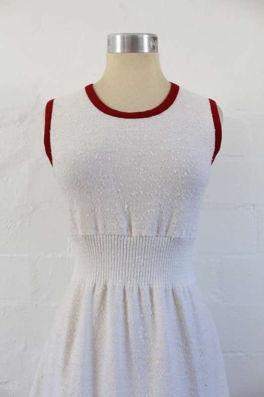 VINTAGE KNITTED WHITE RED SLEEVELESS MINI DRESS - SIZE M