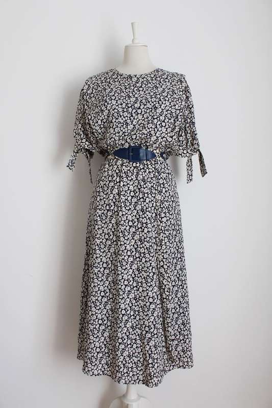 VINTAGE NAVY WHITE FLORAL PRINT BELTED DAY DRESS - SIZE 14
