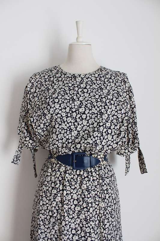 VINTAGE NAVY WHITE FLORAL PRINT BELTED DAY DRESS - SIZE 14