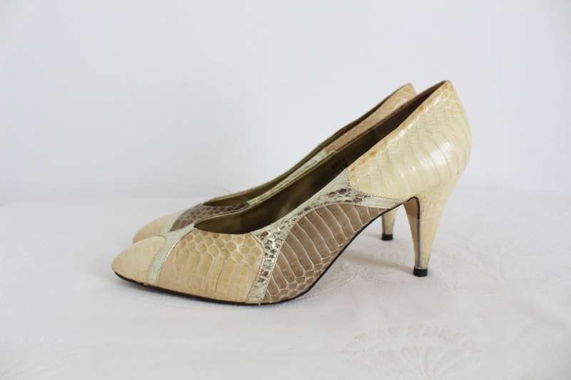 *J RENEE* DESIGNER GENUINE SNAKE SKIN CREAM GOLD HEELS SHOES - SIZE 8