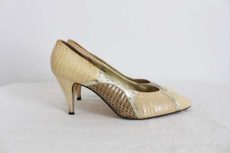 *J RENEE* DESIGNER GENUINE SNAKE SKIN CREAM GOLD HEELS SHOES - SIZE 8