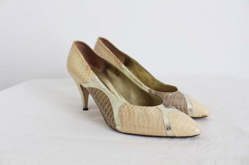 *J RENEE* DESIGNER GENUINE SNAKE SKIN CREAM GOLD HEELS SHOES - SIZE 8