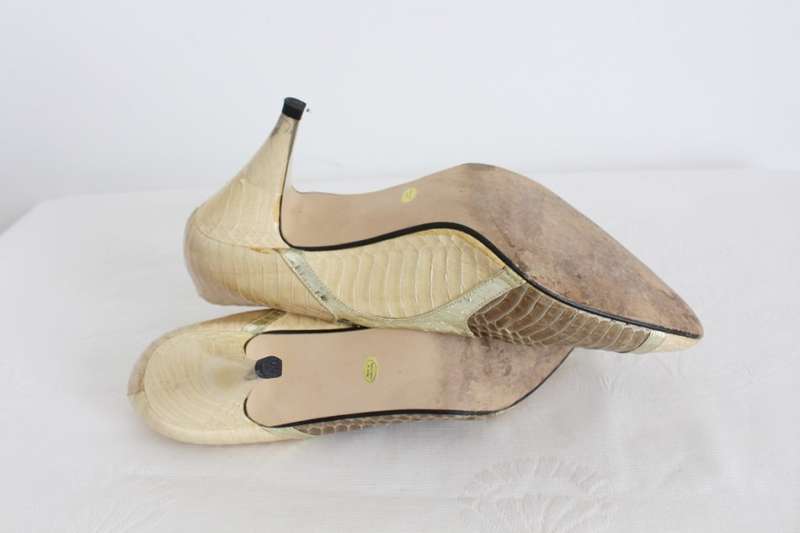 *J RENEE* DESIGNER GENUINE SNAKE SKIN CREAM GOLD HEELS SHOES - SIZE 8