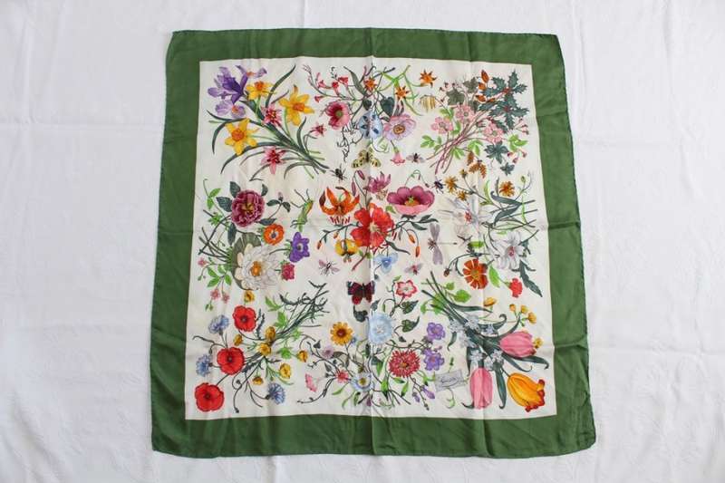 *GUCCI* V. ACCORNERO DESIGNER VINTAGE 100% SILK FLORAL GREEN SCARF